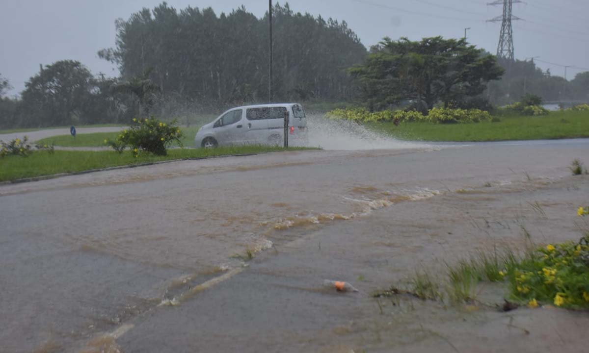 Le rond-point de Wooton submergé par les eaux