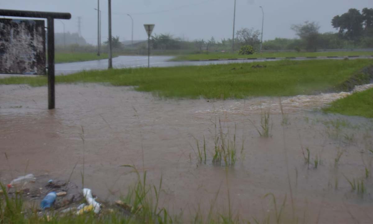 Le rond-point de Wooton submergé par les eaux