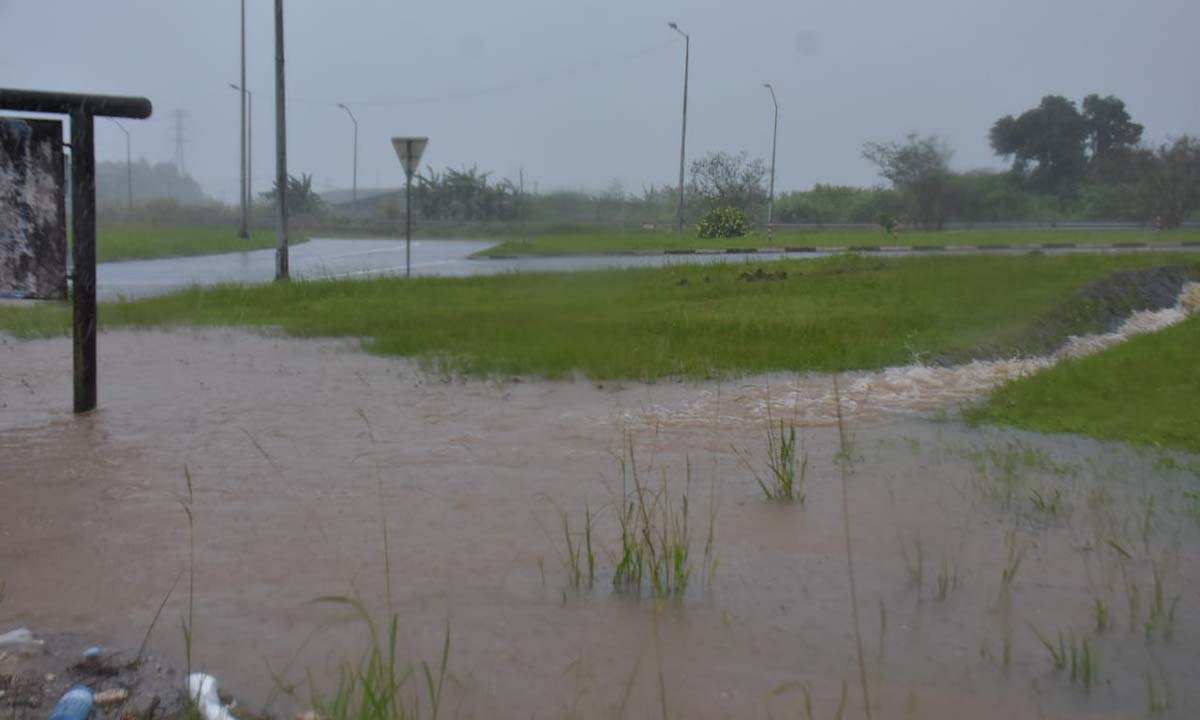 Le rond-point de Wooton submergé par les eaux