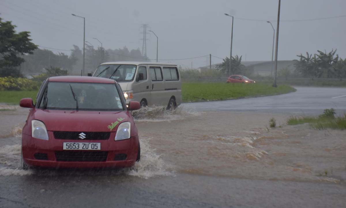 Le rond-point de Wooton submergé par les eaux