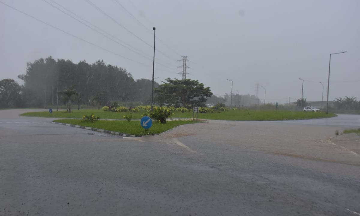 Le rond-point de Wooton submergé par les eaux