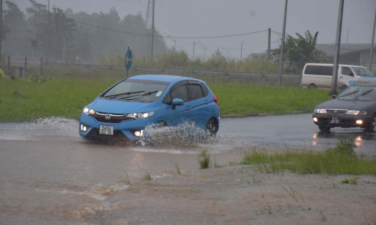 Le rond-point de Wooton submergé par les eaux