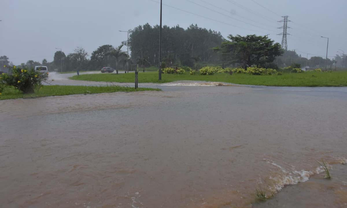 Le rond-point de Wooton submergé par les eaux