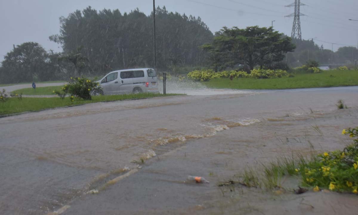 Le rond-point de Wooton submergé par les eaux