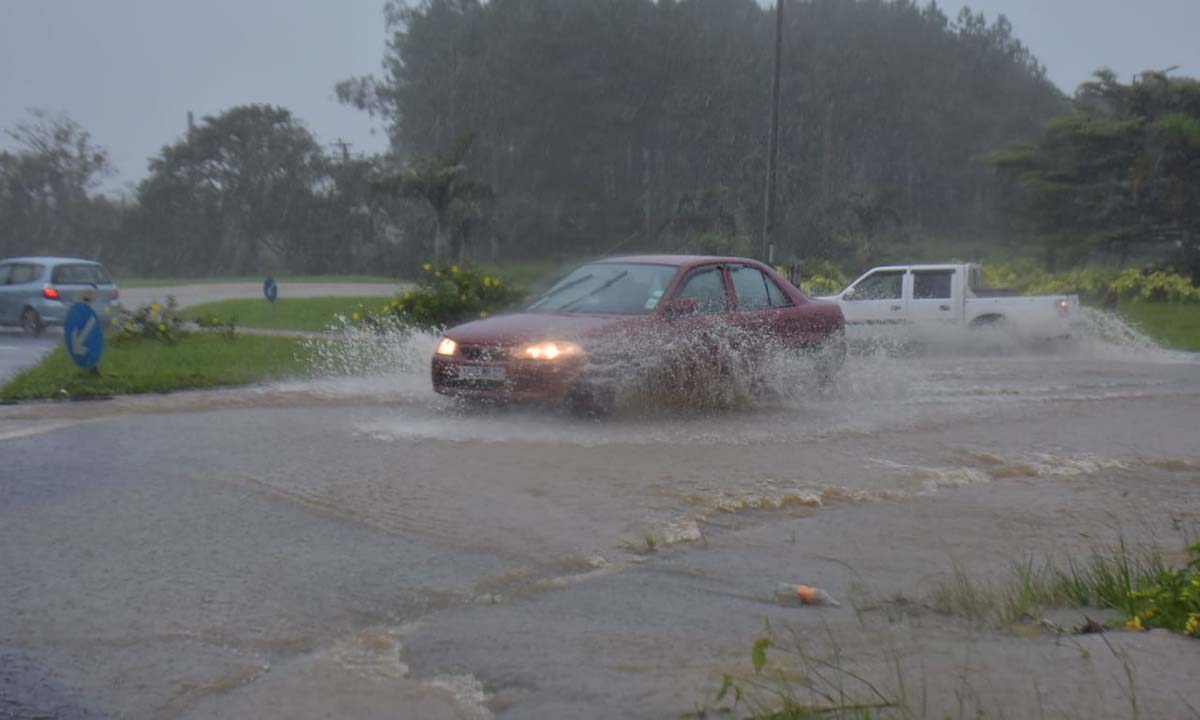 Le rond-point de Wooton submergé par les eaux