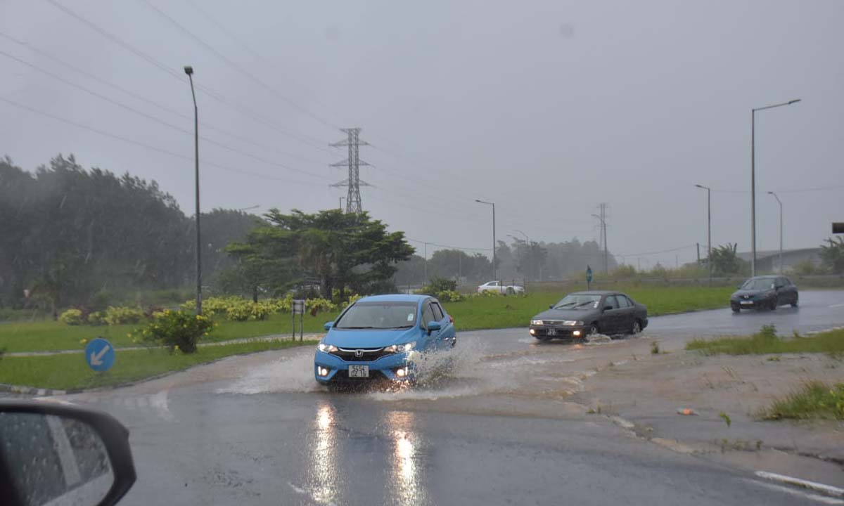 Le rond-point de Wooton submergé par les eaux