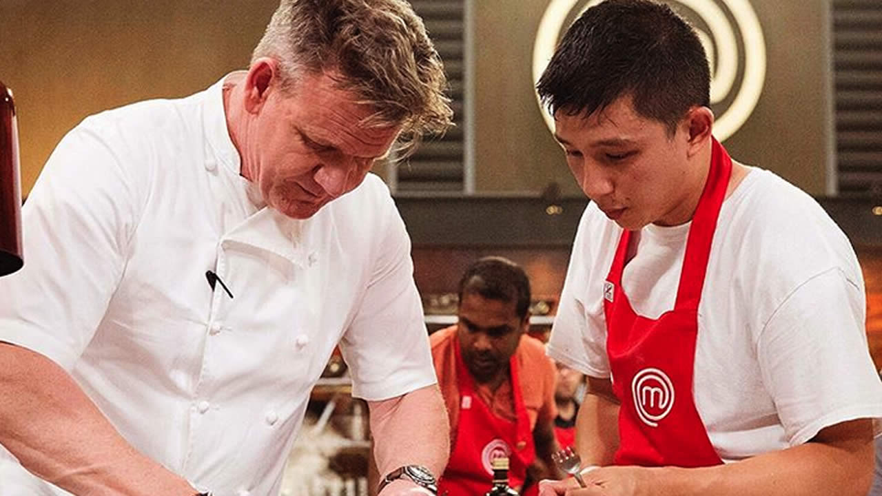 Le célèbre chef Gordon Ramsay goûtant un des plats de Brendan.