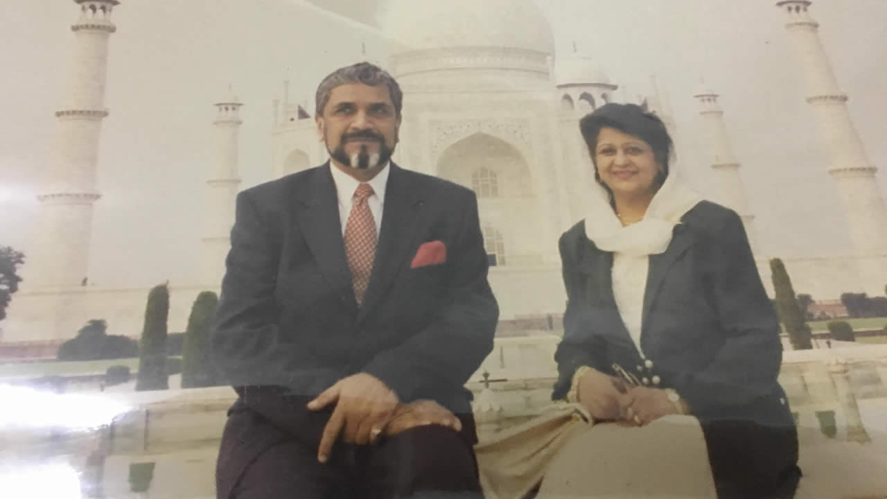Cassam Uteem et son épouse devant le Taj Mahal en Inde.
