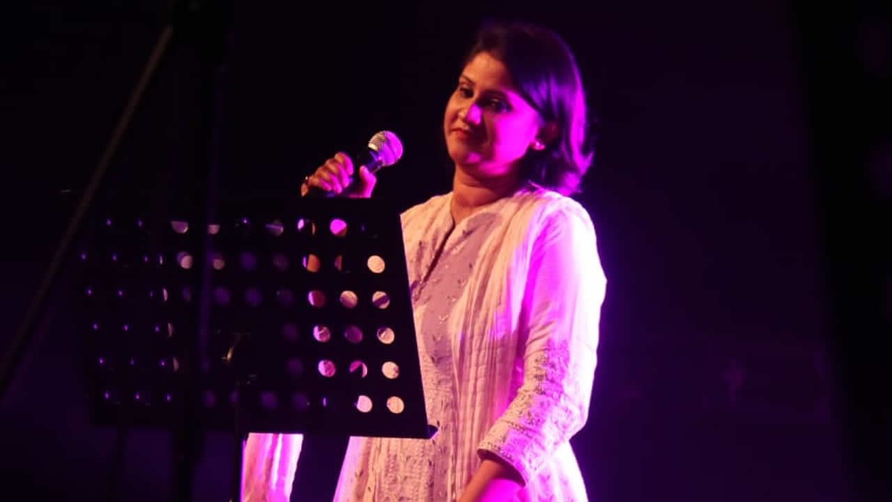 La chanteuse mauricienne Varsha Rani Bissessur lors de la première partie du concert.