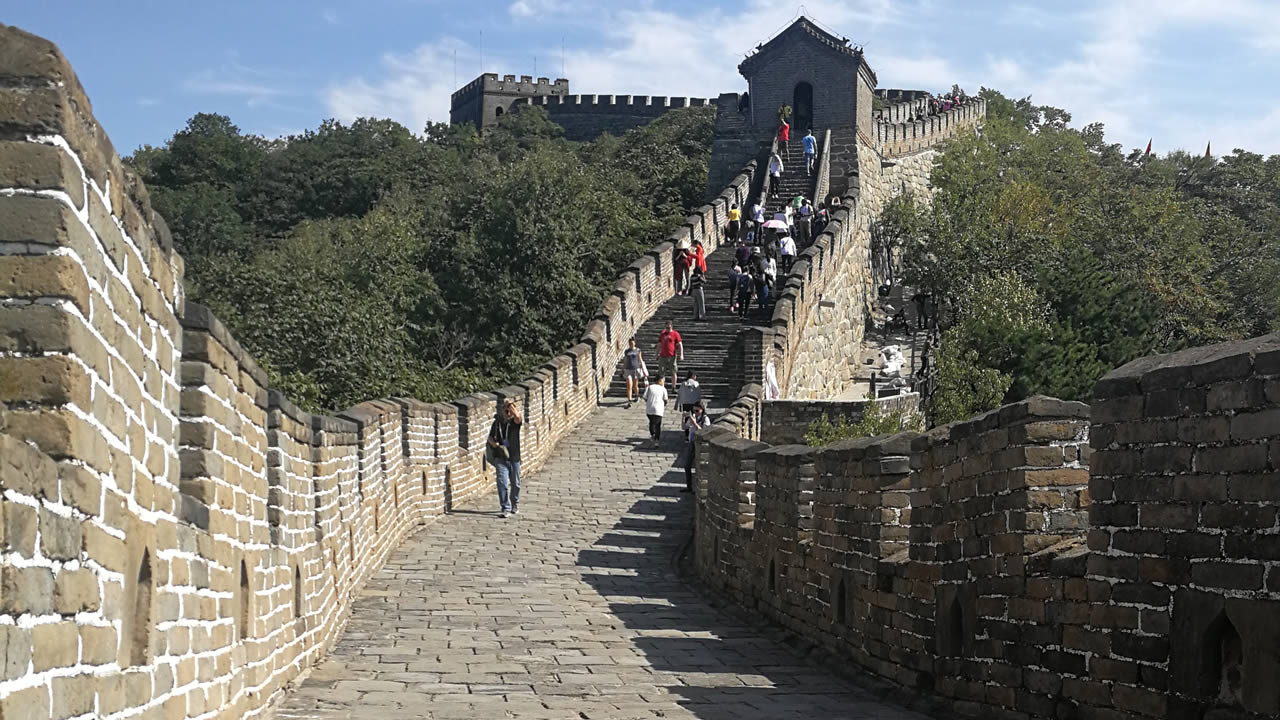 La grande muraille de Chine est longue d’environ 8 800 km.