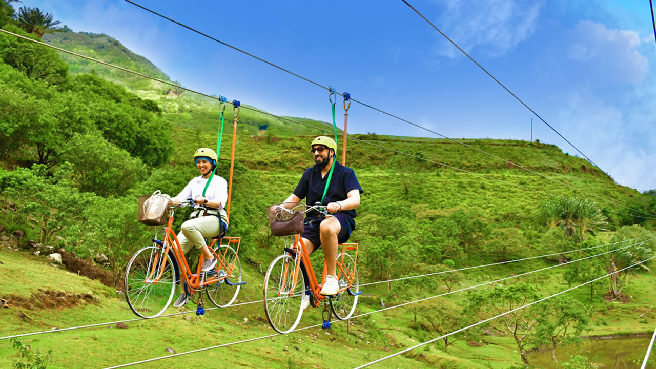 Découvrez la tyrolienne vélo à la Vallée des Couleurs.