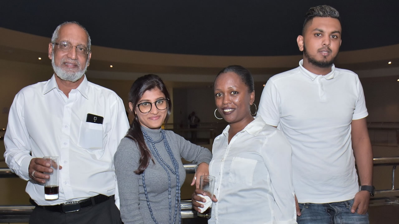 L’équipe de Zibkia Trading : Ibrahim Moreea, directeur, Saddia Emmambux, secrétaire, Francesca Labonne, salesgirl, et Yaasir Reghoo, chauffeur.