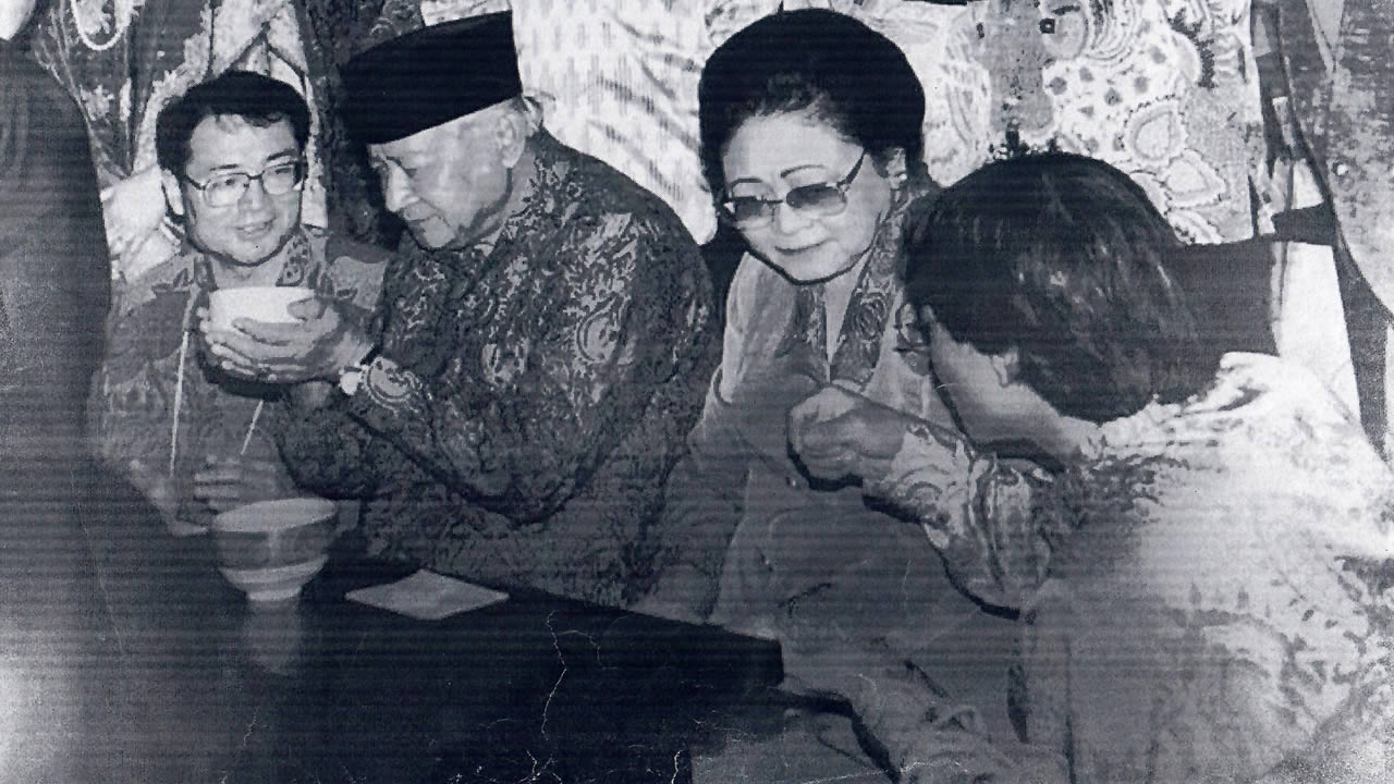 Yoshiharu Kato (à l’extrême gauche) est aux côtés de l’ancien président de l’Indonésie Soeharto et son épouse Siti Hartinah. Le couple était invité à la cérémonie du thé quand Yoshiharu Kato travaillait à l’ambassade du Japon en Indonésie.