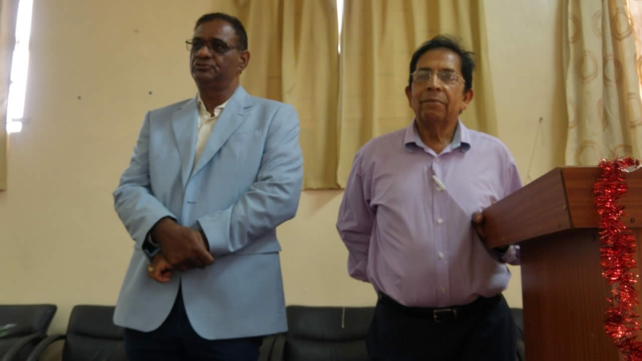 M. Ramgoolam, Deputy Social Welfare Commissioner (à gauche), et M. Issabhai Mowlah, président de la Wooton Senior Citizen’s Association.