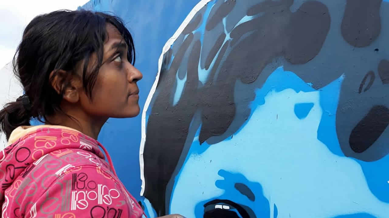 Joshila Dhaby a aussi peint quelques murs  de son quartier.