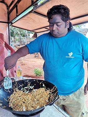 Vikram Sevathean offre des repas chauds aux nécessiteux des quatre coins de l’île depuis une dizaine d’années.