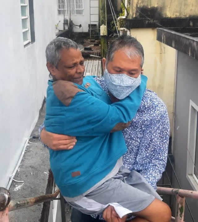 C’est dans les bras du député Michael Sik Yuen que Monique est arrivée dans sa maison.