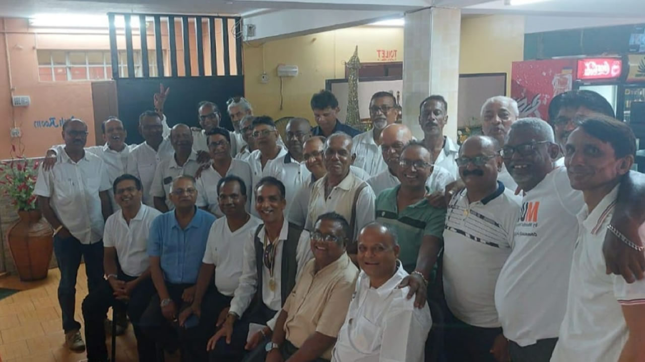 Le « get-together » organisé par Vinod Ramphul avec ses amis du collège D. A. V. en mars 2024 au restaurant Piment Rouge.