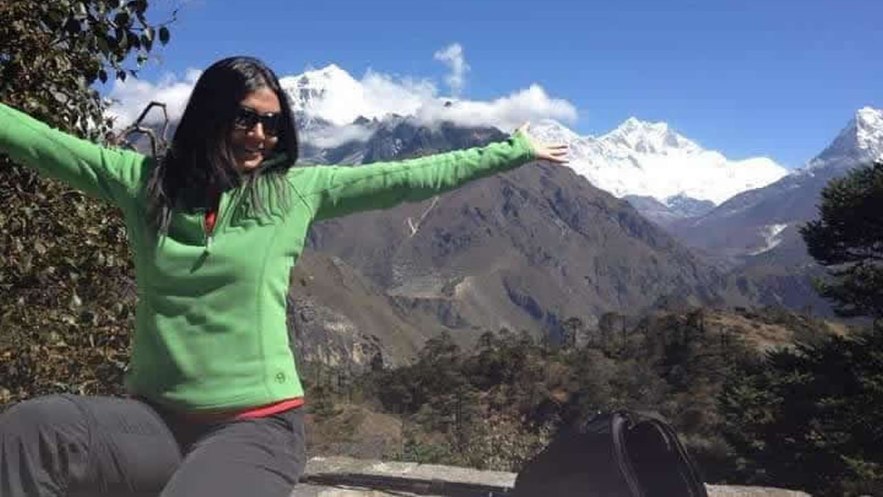 Arouna Rughooputh, au loin derriere elle, l'Everest.