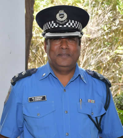 L’Assistant Surintendant de Police, Bijaye Rambhursy de la Traffic Branch.
