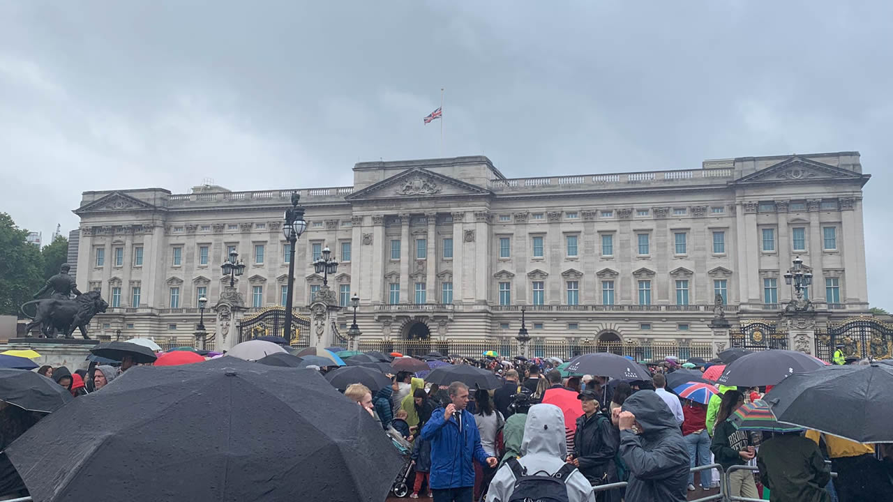 Le Mauricien Ajay Domun et son partenaire en affaires Florian Kappe nous ont fait parvenir une photo de l’ambiance maussade à Buckingham Palace. La pluie ne décourage pas les sympathisants.