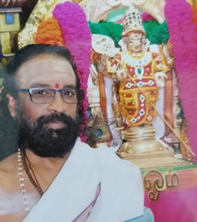 Le Swami Payaniandy Govindarajen Gurukal officie au Sri Vakrakaliamman Thirukovil à Quatre-Bornes.