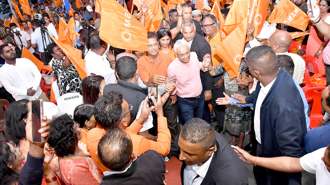 Pravind Jugnauth a eu droit à un bain de foule à son arrivée à Flacq. 