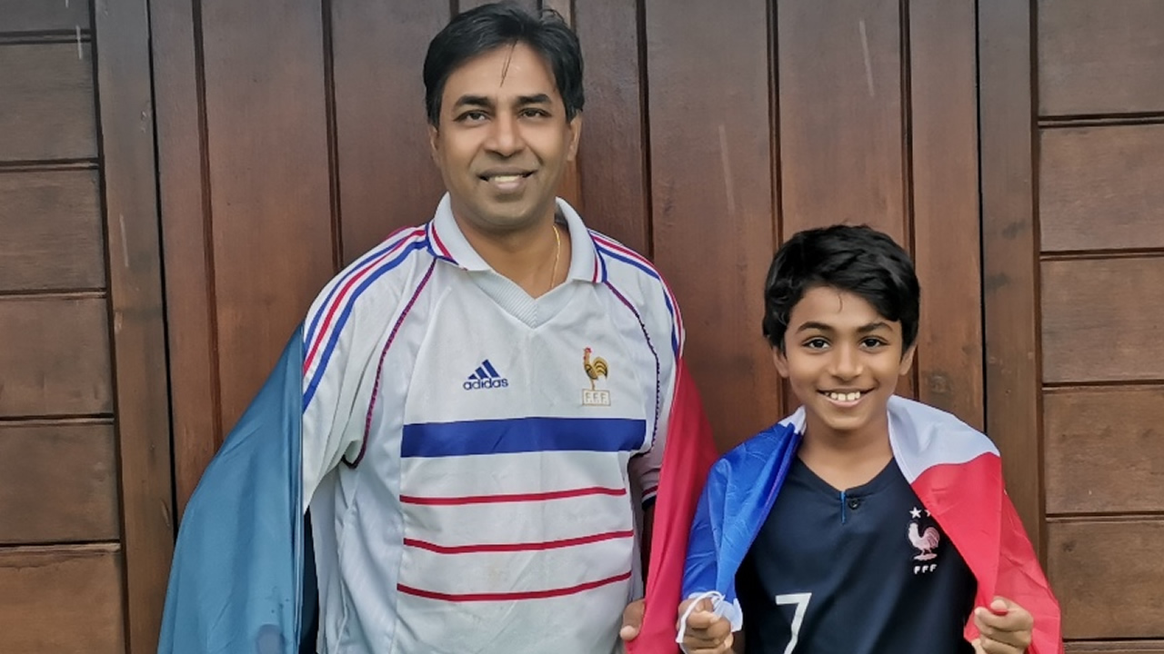 Ganesha Singaravelloo et son fils soutiennent l'équipe de France qui est favorite cette année.