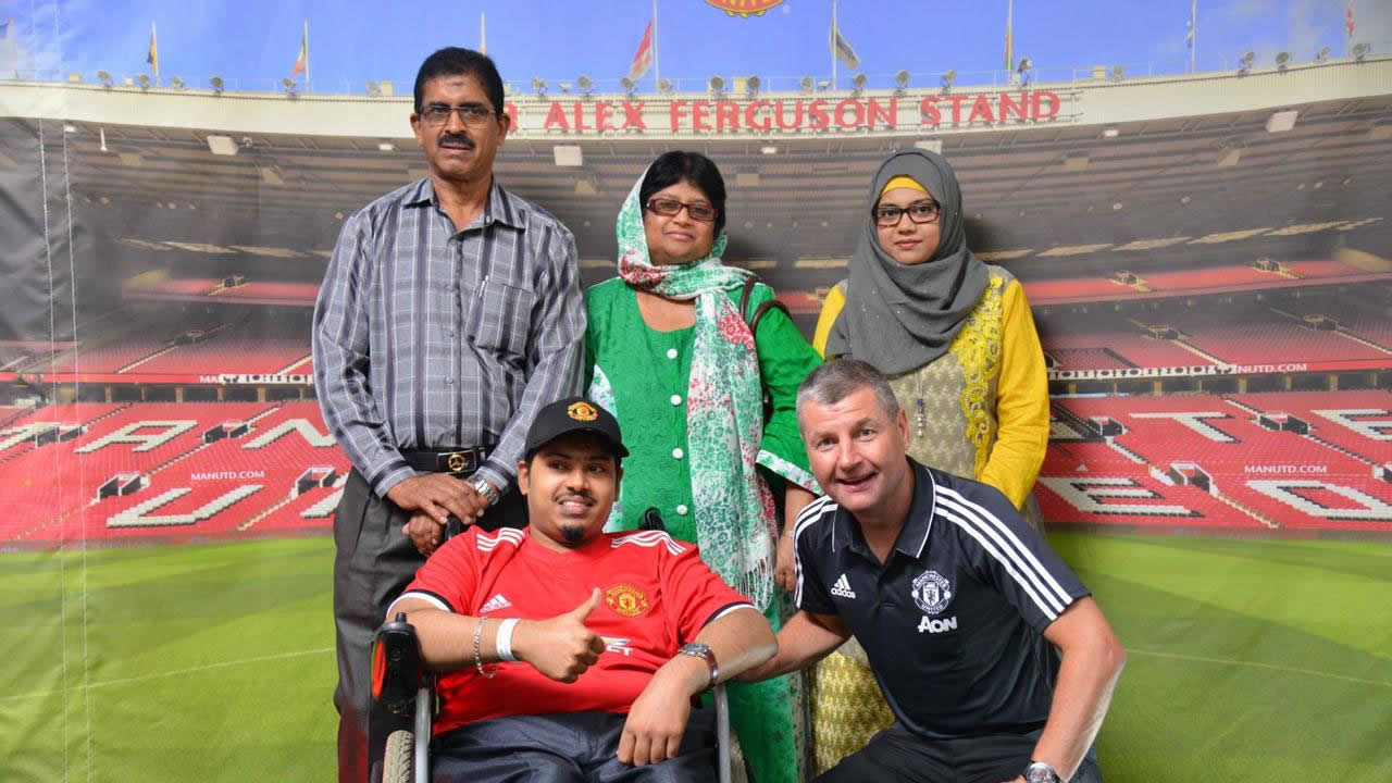 De gauche à droite : son père Kalam Azad, sa mère Shakila et sa soeur Nawsheen et en avant-plan Yaaseen en fauteuil roulant et Denis Irwin, ancien joueur de Manchester United.