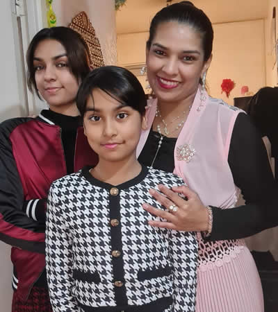 Farzanah Khodaboccus et Nadia ainsi que sa cadette Sania.
