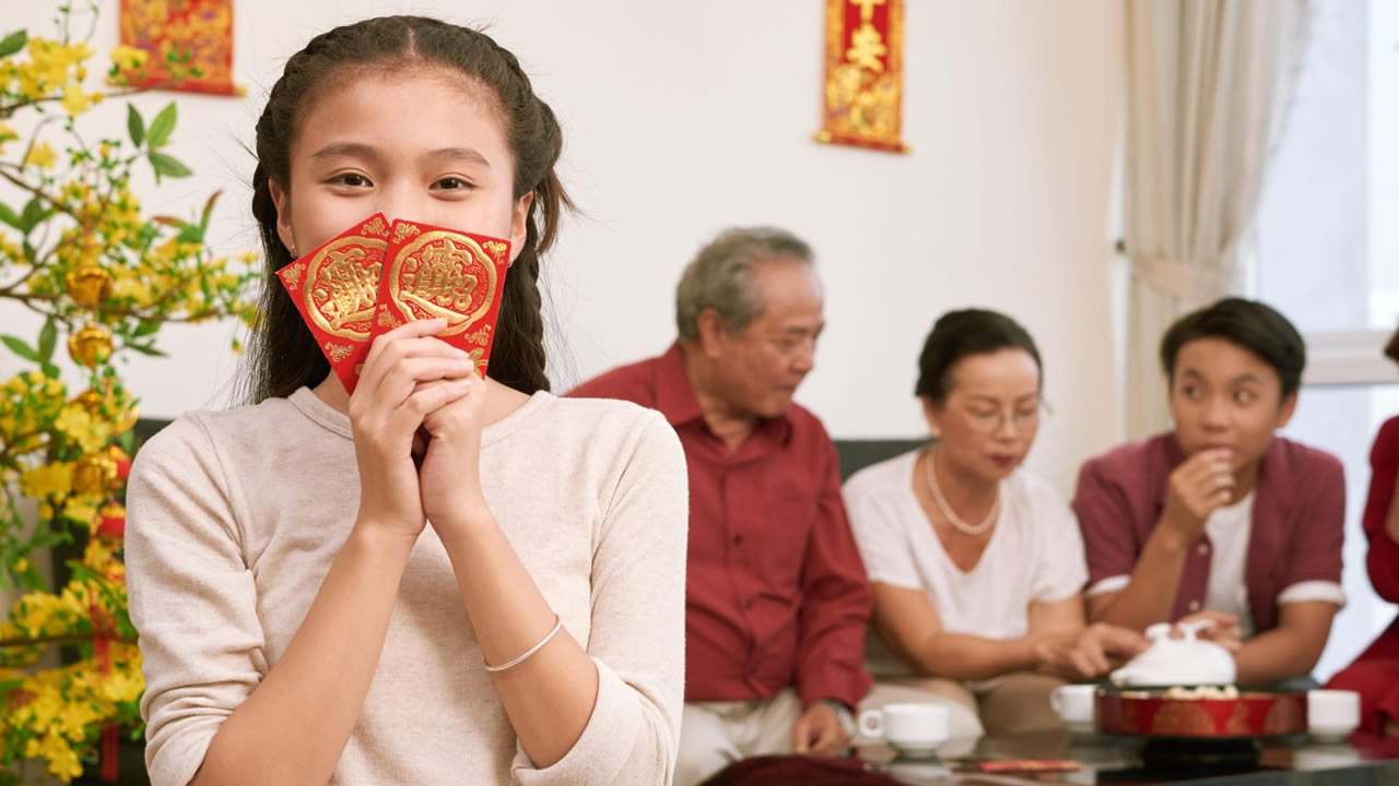 Les enveloppes rouges (hong bao) symbolisent la chance pour l'année à venir.