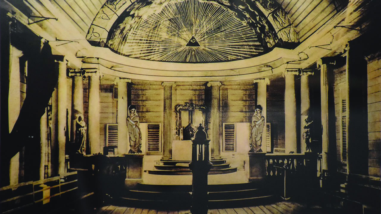  Vue d’intérieur du Temple de La Triple Esperance durant les années 1900, situé à la rue La Corderie à Port-Louis
