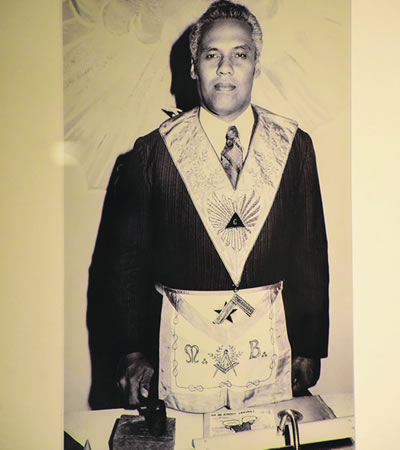Rivaltz Quenette, historien, écrivain, clerc de l’Assemblée nationale mauricienne de 1984 à 1991, Vénérable Maître de la Loge La Triple Espérance de 1978 à 1980 et fondateur de plusieurs loges. Il a aussi été le premier Vénérable Maître de la Loge Louis Léchelle, dont il a été l’un des fondateurs en 1985.  