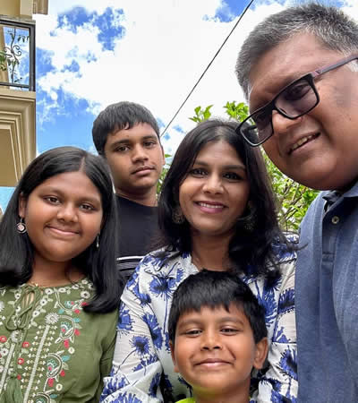 La cheffe Kobashni Pillay entourée de sa famille.