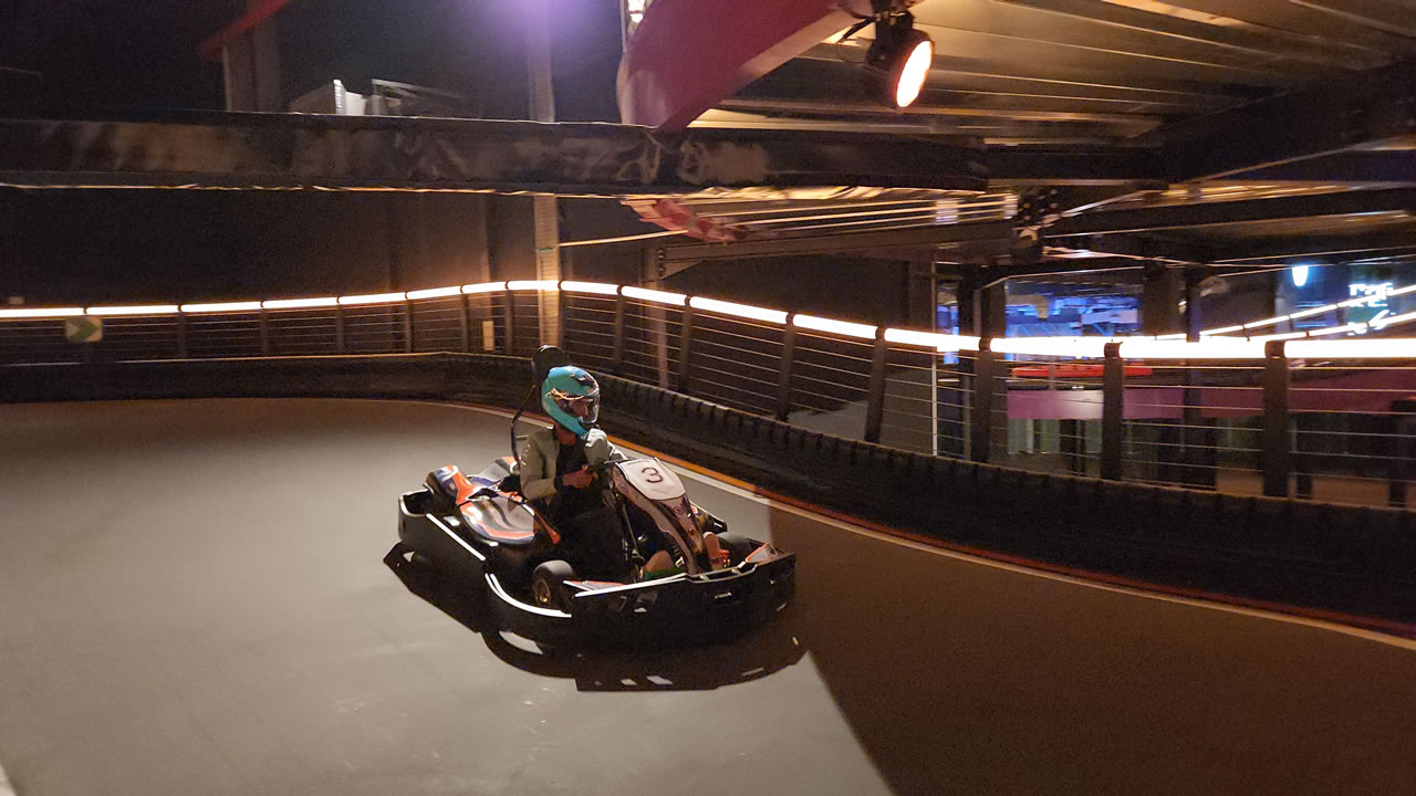  Les karts électriques sur la piste aux éclairages colorés. 