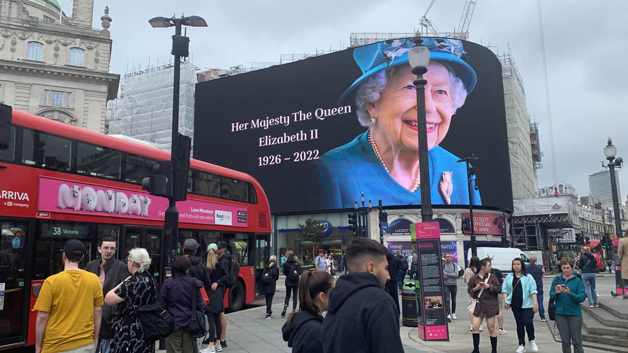 Hommage rendu à la reine Elizabeth au Trafalgar Square à Londres. 