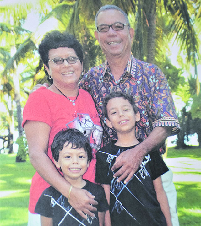 José, sa femme Marie-Line et ses petits-enfants : Darren et Frederick.