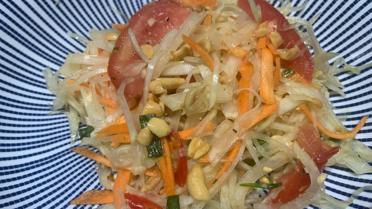 Salade de papaye thaïlandaise.