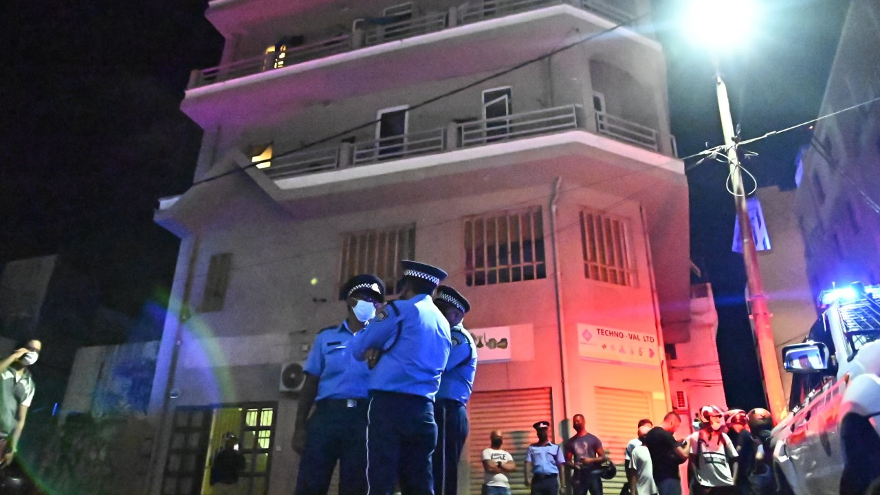 Le drame a eu lieu dans l’appartement que louait Swaleha, au troisième étage de cet immeuble situé rue Rémy-Ollier à Port-Louis. 
