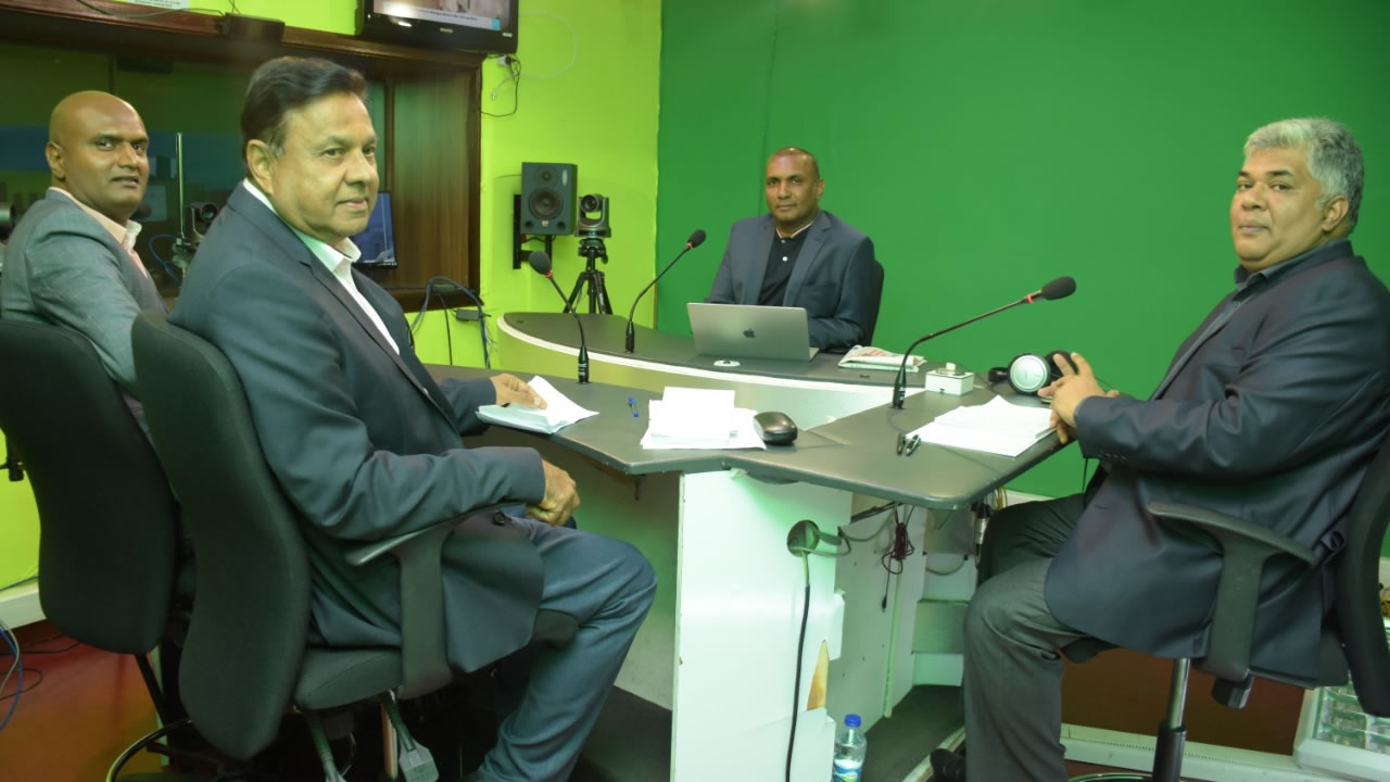 Le ministre des Finances face aux journalistes dans le studio  de Radio Plus.