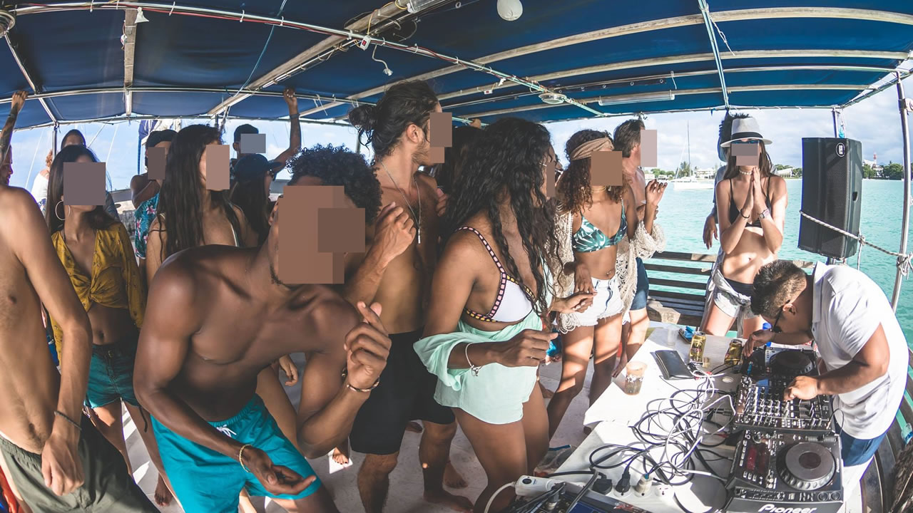 Les rave parties se tiennent sur des bateaux, dans des terrains boisés, loin des regards indiscrets.