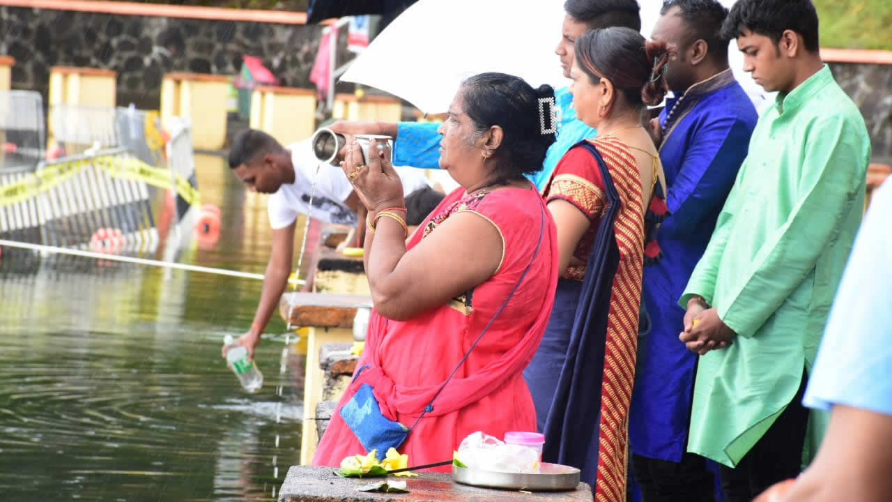 De nombreux pèlerins ont offert leurs prières au Ganga Talao, Grand-Bassin.