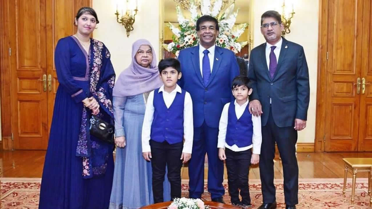 Mohammad Isme Azam Neerooa et sa famille à la State House, vendredi. 
