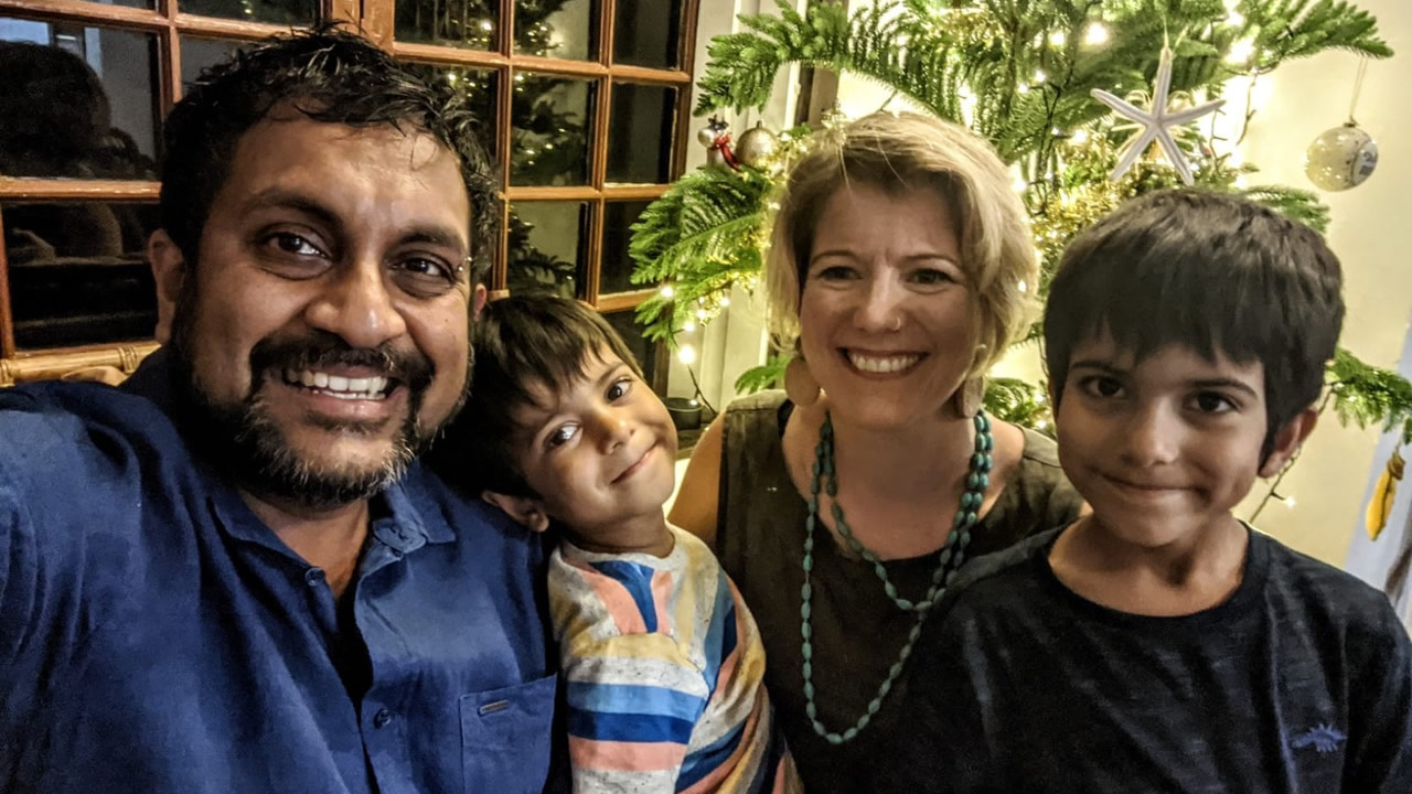 Nilesh Dosooye, sa femme Lisa et leurs deux enfants Indra et Krishav