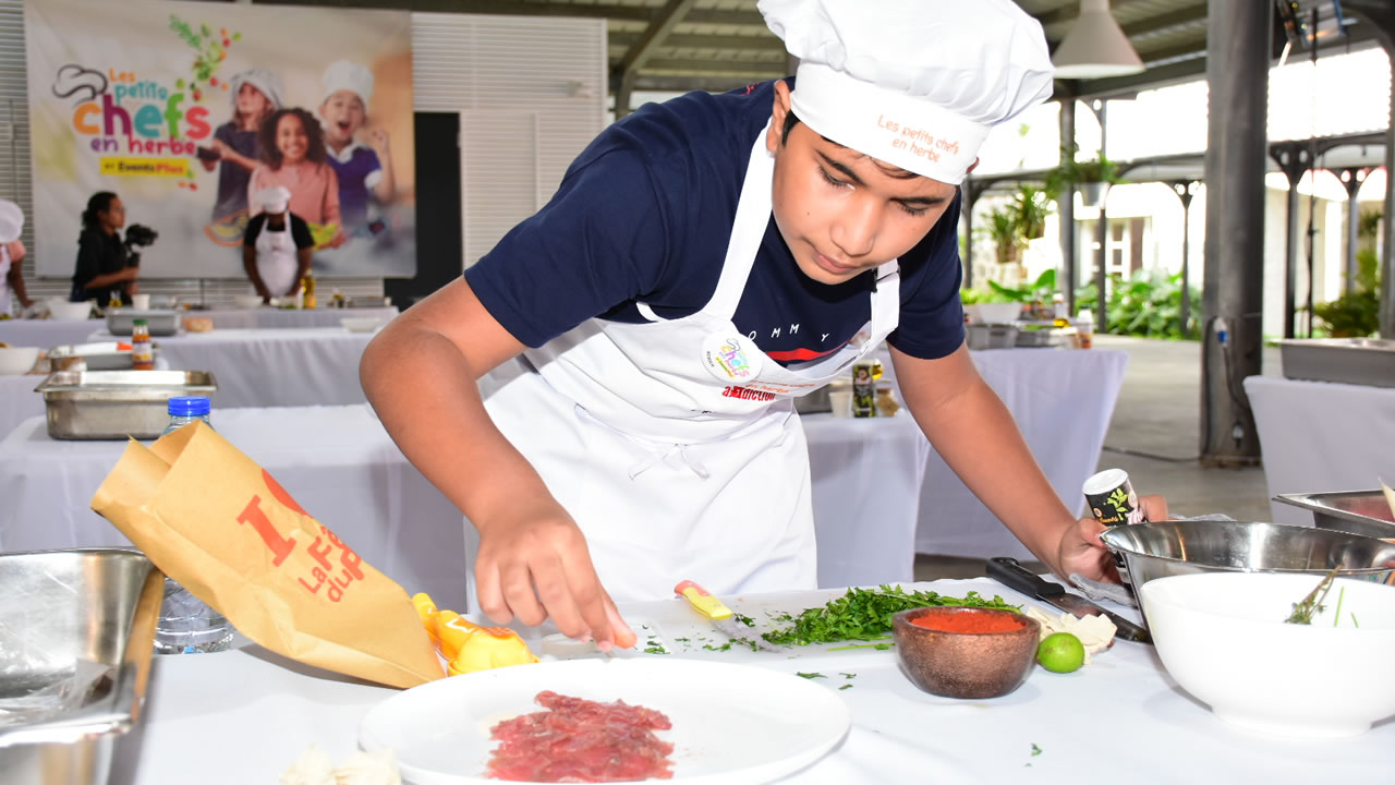 Moment de concentration pour Ruhan Bhoobeechun, 13 ans en dressant son plat pendant la première épreuve.