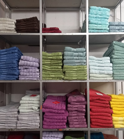 Les serviettes se déclinent en une multitude de couleurs chez SDZ Impex Ltd.
