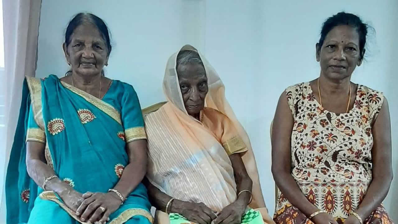Basoo Guzadhur, 102 ans, se sent heureuse lorsqu'elle est entourée de ses enfants, notamment Shantee Beeharry, 78 ans, à gauche et à droite Priya Guzadhur, 64 ans.