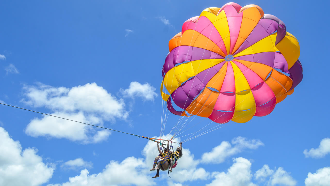 Profitez d’un kilomètre d’aventure en parachute.