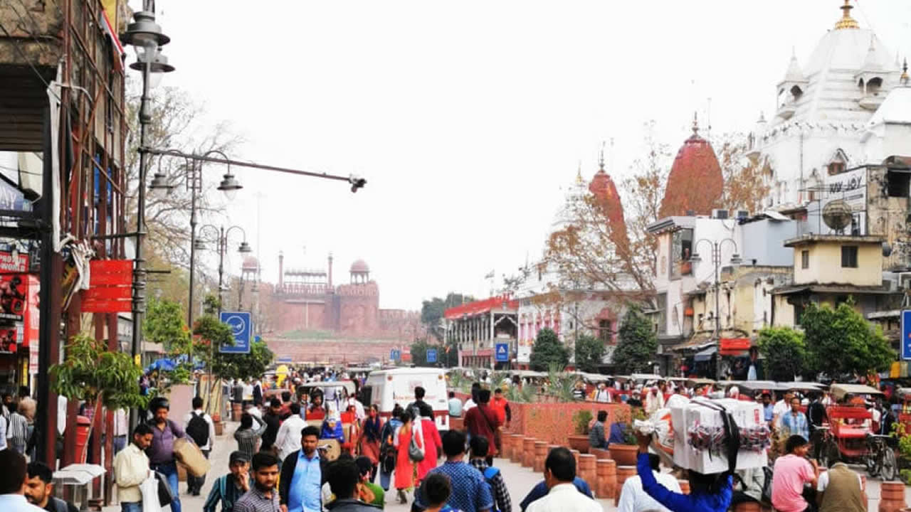 À Old Delhi, l’ambiance est différente, avec des structures anciennes. Mais les piétons restent nombreux à circuler dans les ruelles.