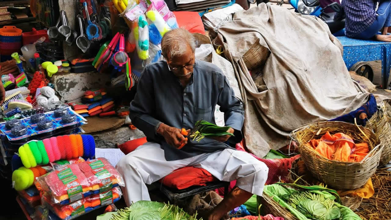 Tout peut s’acheter dans la rue, comme ici, un marchand de « paan », qui est le tabac à mâcher des Indiens.